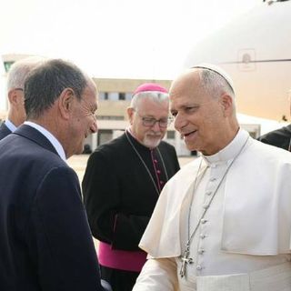 Papa Leone lascia Lampedusa, Schifani: "Giornata storica, la Sicilia c'è". Al Pontefice donata una triscele in ceramica