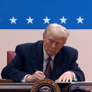 Trump firma primi provvedimenti e grazia gli assalitori di Capitol Hill