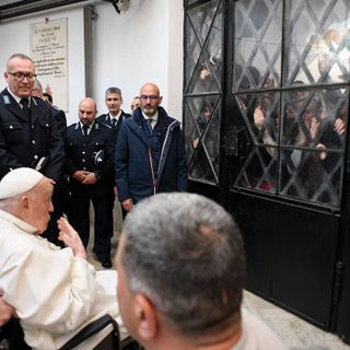 Il Papa ai detenuti “Non posso fare lavanda dei piedi ma vi sono vicino”