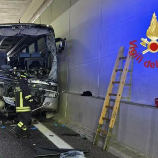 Scontro fra un tir e un bus scolastico nel comasco, morta una maestra