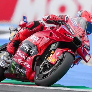 Marc Marquez vince anche la sprint di Assen, Bezzecchi sul podio