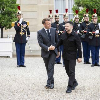 Macron con Zelensky “Europei pronti a fornire garanzie di sicurezza”