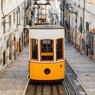 Deraglia la funicolare “Gloria” di Lisbona, almeno 15 morti