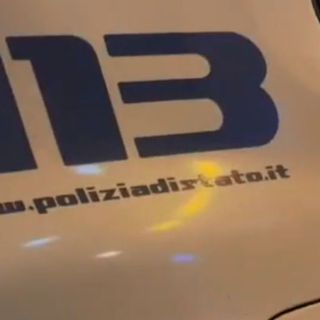 Napoli, marito la ferisce con un coltello ma lei reagisce e lo uccide