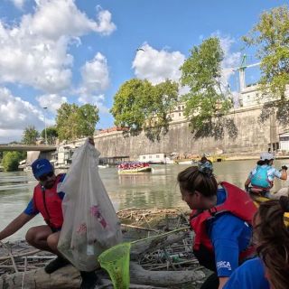 “Arca Blue Leaders”, rimossi 100 kg di rifiuti galleggianti sul Tevere