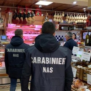 Nas Napoli sequestrano nei supermercati 21 tonnellate di alimenti