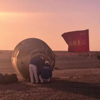 Cina, la capsula di rientro di Shenzhou-21 tocca terra