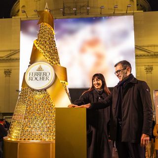 Ferrero Rocher illumina il Natale di Milano, piramide dorata a Piazza San Carlo