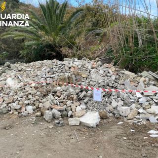 Discarica abusiva di 300 mq a Ischia, sequestri e denunce