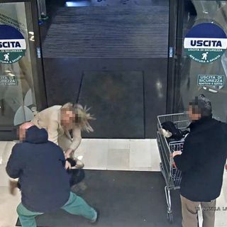 Tenta di rapire una bambina in un supermercato a Bergamo, arrestato
