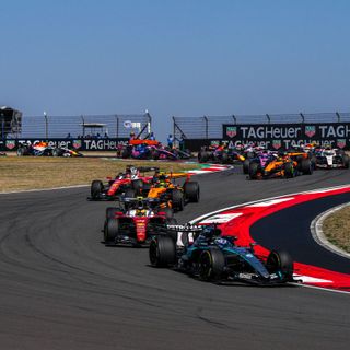 Russell vince la sprint race in Cina davanti a Leclerc e Hamilton