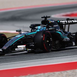 Russell in pole su Hamilton e Antonelli a Barcellona, Leclerc 10°
