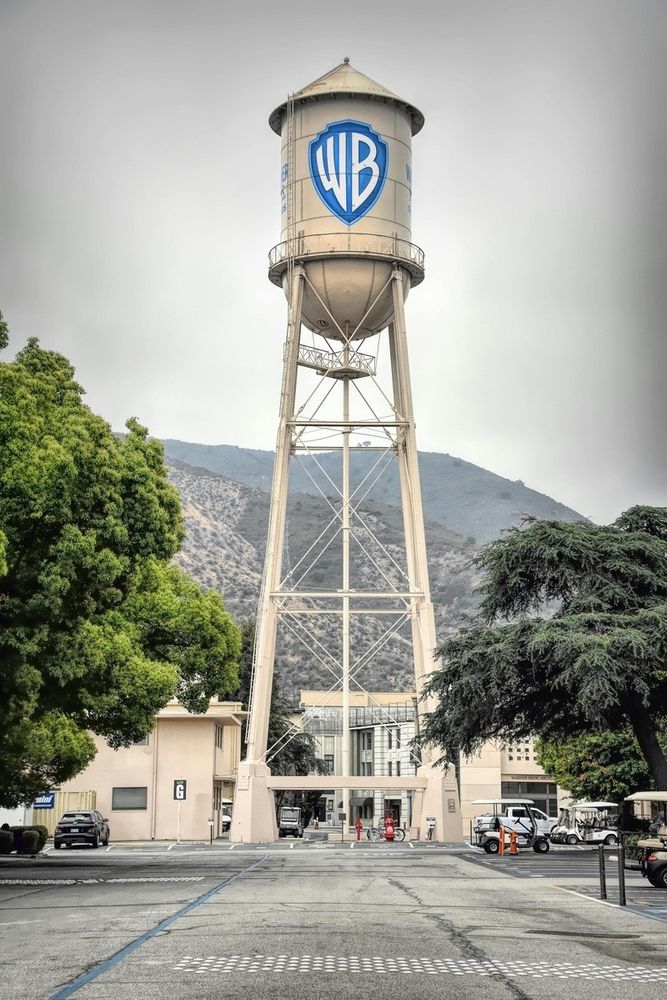 Paramount rilancia: offerta ostile da 108,4 miliardi per acquisire Warner Bros Discovery, superata Netflix