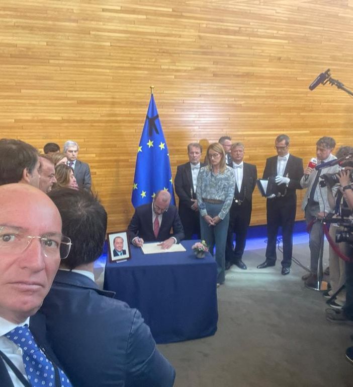 Adinolfi: “Assieme al centrodestra abbiamo commemorato Berlusconi ma fuori dall’Aula del Parlamento europeo”