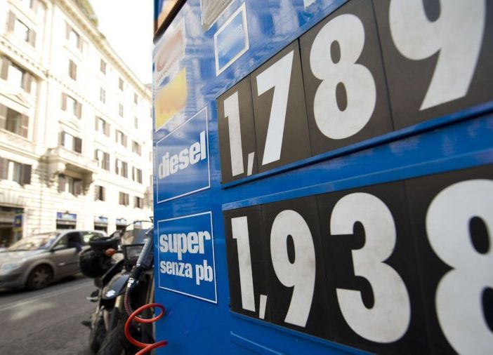 Emanata circolare per modalità dell’obbligo di comunicazione dei prezzi carburanti