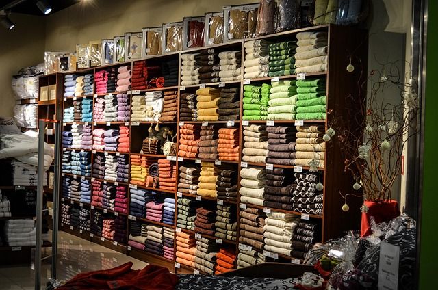 Economia: Fismo Confesercenti, piccoli negozi di moda sempre più in difficoltà, in dieci anni perso quasi un quarto delle imprese