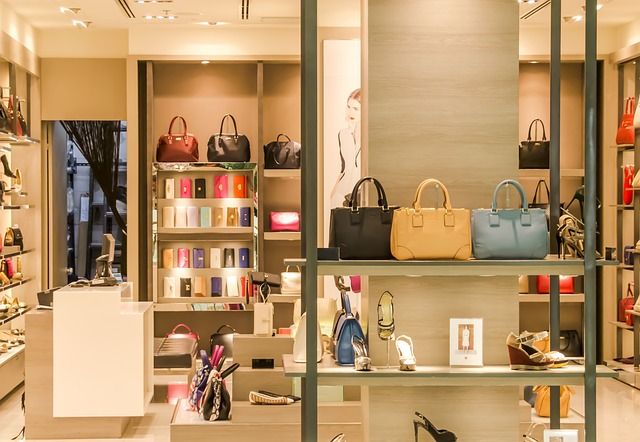 Vendite: Confesercenti, in crescita a novembre ma è effetto dell’inflazione. In un anno – 9 miliardi di euro di vendite effettive, di cui 5 miliardi persi dai piccoli negozi