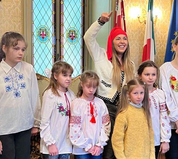 Claudia Conte: “Benvenuti in Italia, piccoli guerrieri”