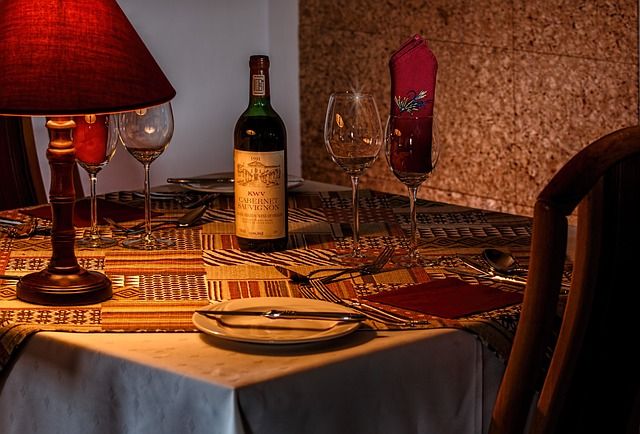 San Valentino: Confesercenti-Ipsos, celebrano 6 italiani su 10. Cena romantica per il 73% degli innamorati, cioccolatini, profumi e gioielli i doni più gettonati