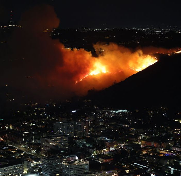 Incendi a Los Angeles, almeno 5 morti. Biden cancella viaggio in Italia