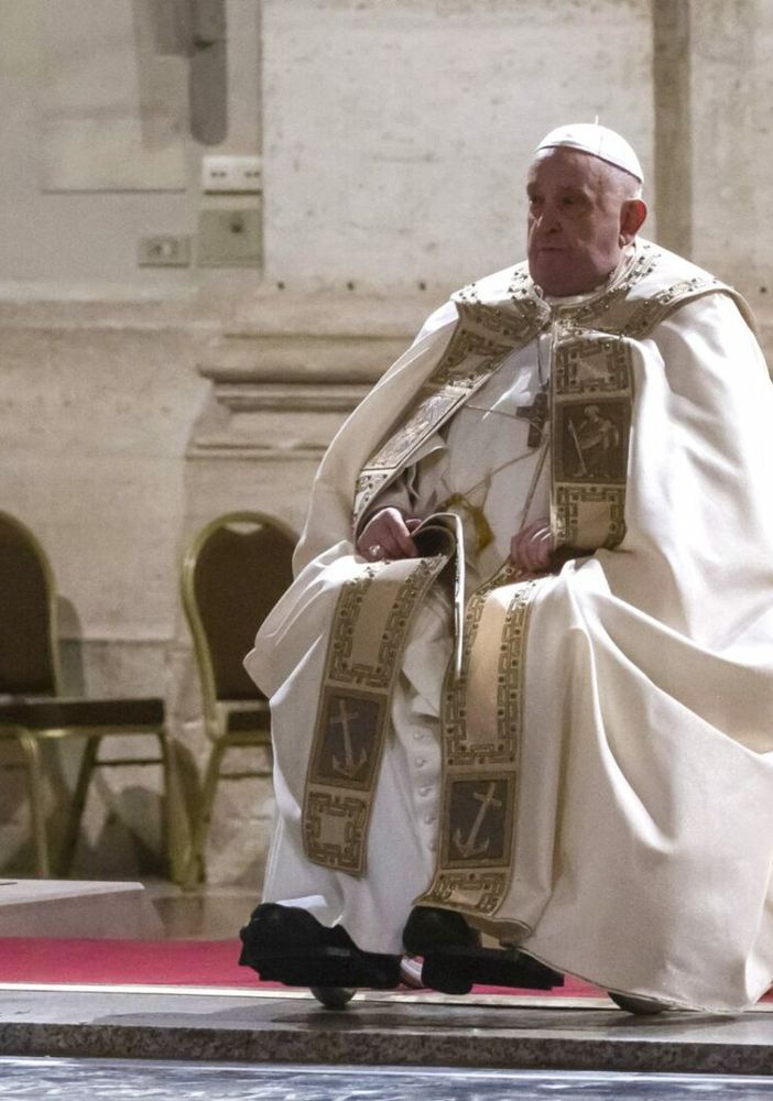 Papa Francesco cade a Santa Marta, contusione al braccio