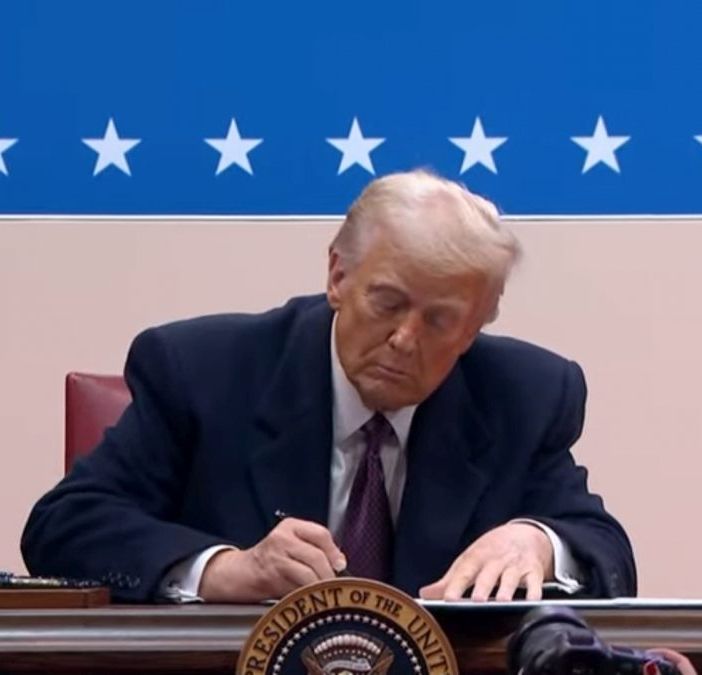Trump firma primi provvedimenti e grazia gli assalitori di Capitol Hill