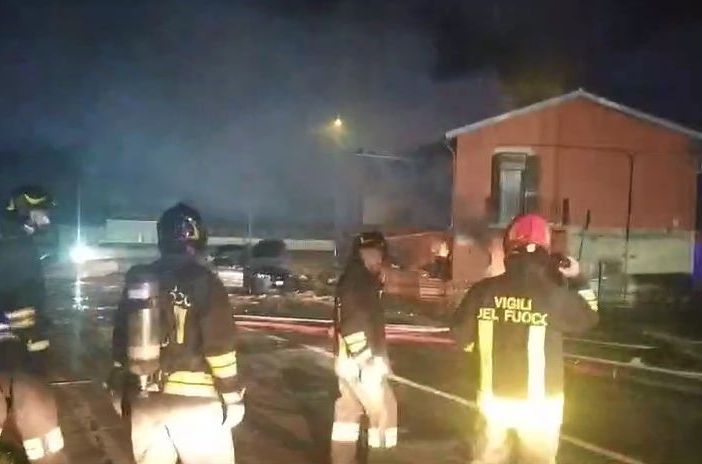 Esplosione per una fuga di gas a Catania, otto feriti. Si scava tra macerie