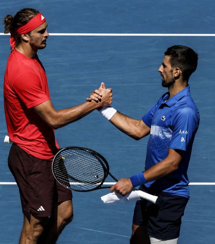 Djokovic si ritira dopo un set, Zverev in finale a Melbourne