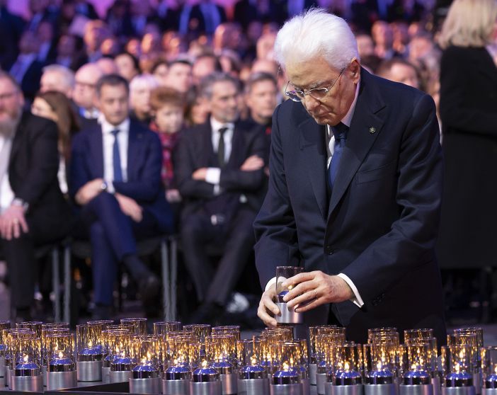 Mattarella ad Auschwitz depone una candela per le vittime