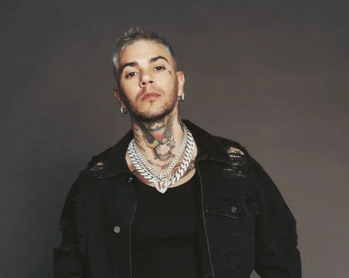 Emis Killa rinuncia a Sanremo “Preferisco fare un passo indietro”. In gara restano 29 cantanti