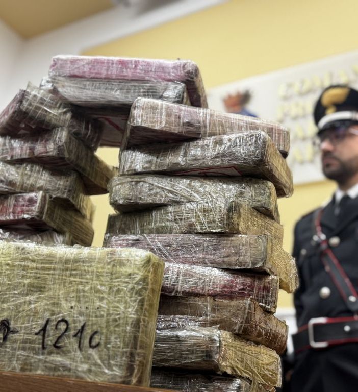 Napoli, sequestro record di oltre 80 kg di cocaina. Due in manette