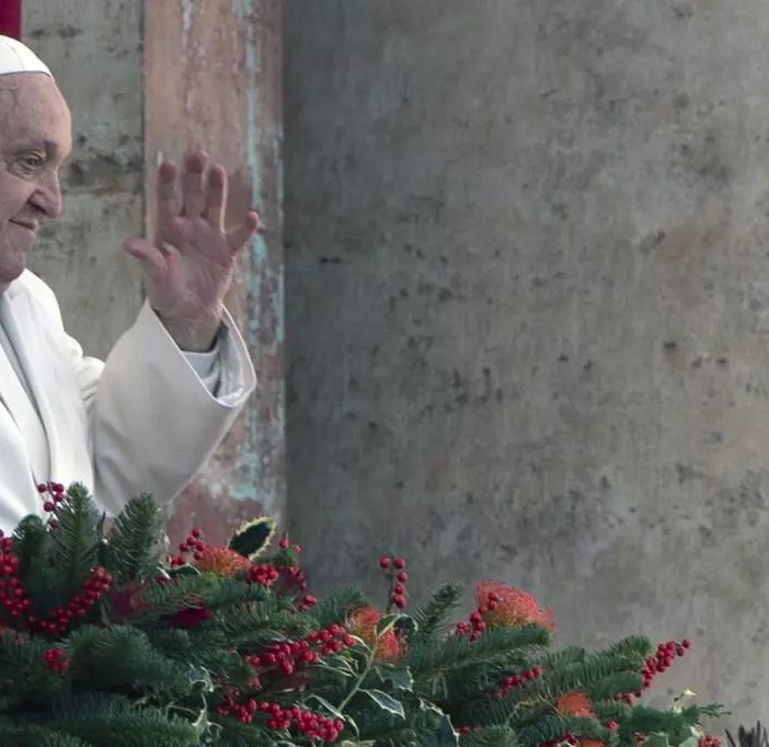 I medici “Il Papa non è fuori pericolo, mantiene buonumore”