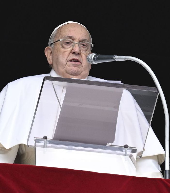 Papa, Santa Sede “La notte è trascorsa bene, sta riposando”