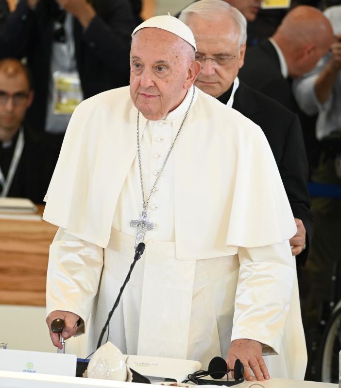 Lieve miglioramento per il Papa, prognosi resta riservata