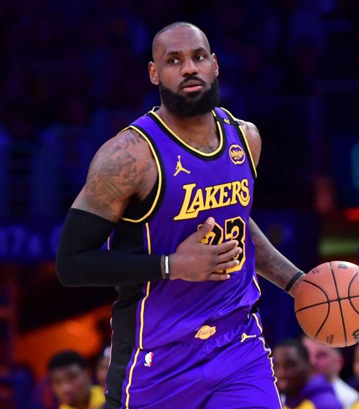 James trascina i Lakers, Curry fa festa con Golden State