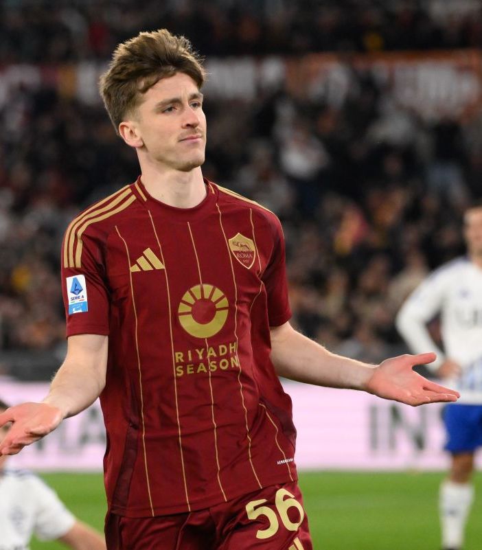 La Roma piega il Como 2-1 con Saelemaekers e Dovbyk