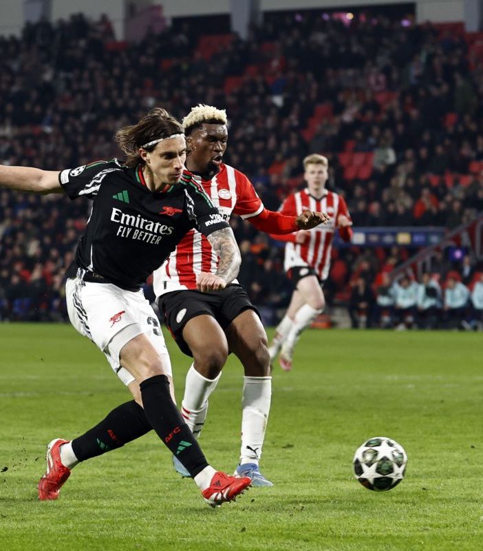 L’Arsenal ne fa sette in casa Psv, in gol anche Calafiori