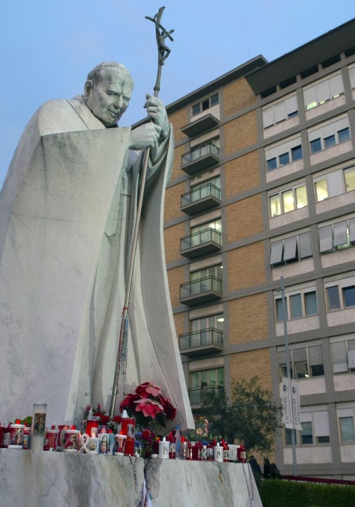Notte tranquilla per il Papa, si è svegliato alle 8