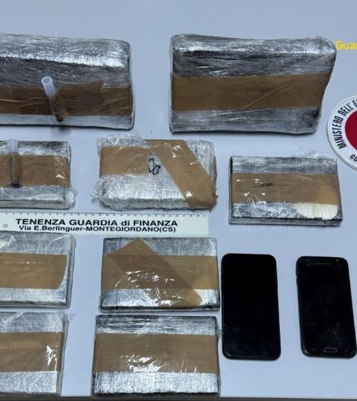 Sequestrati 4,5 kg di droga, arrestato corriere calabrese