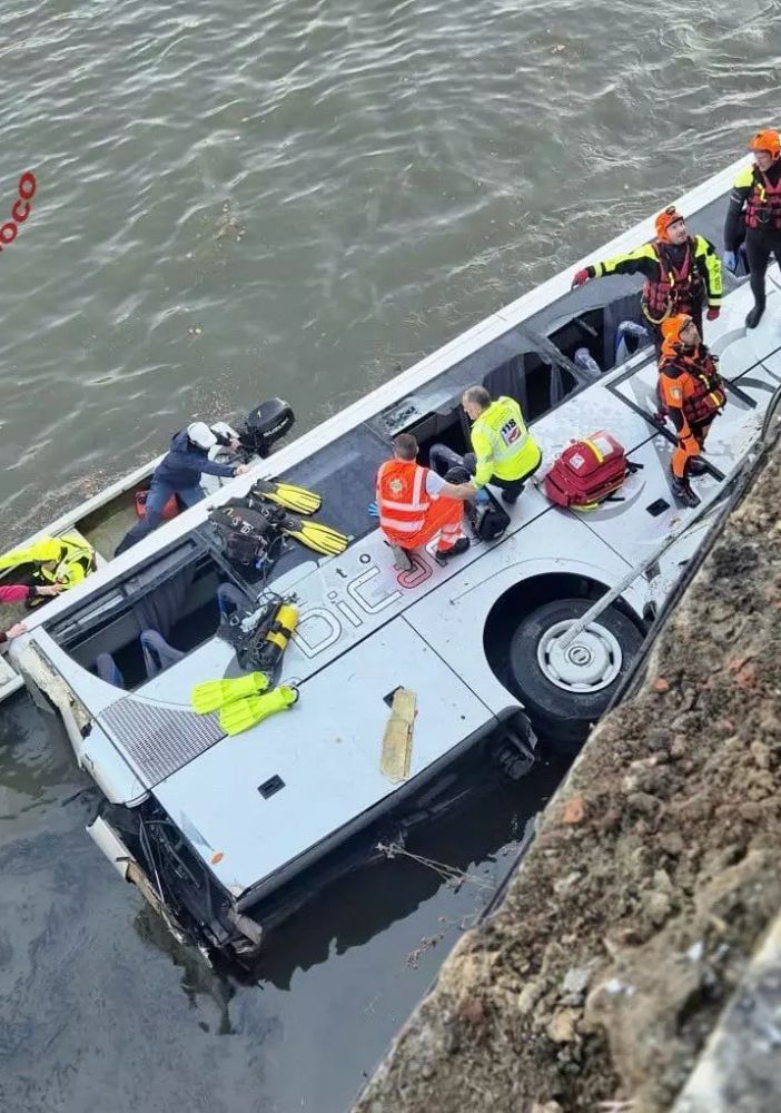 Bus turistico precipita dal ponte in centro a Torino, morto autista
