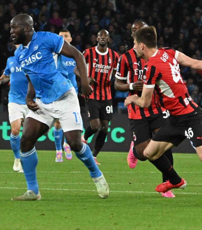 Il Napoli piega il Milan 2-1 e resta a -3 dall’Inter