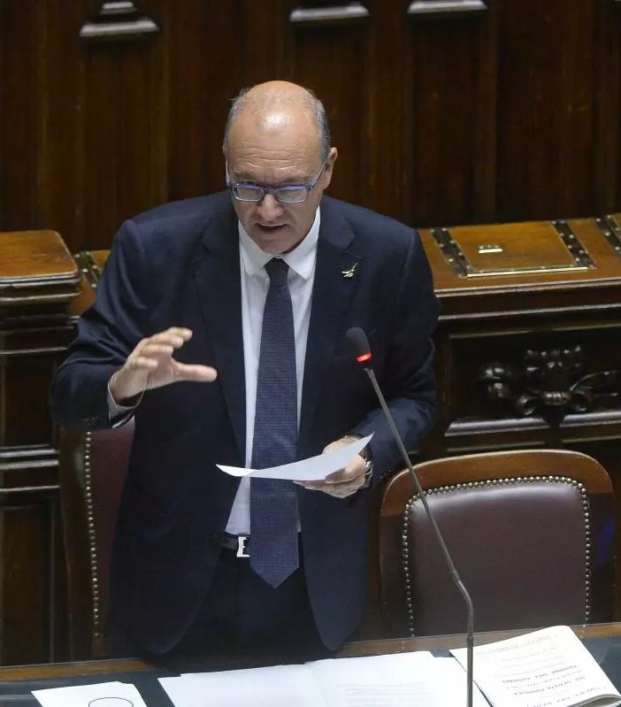 Maturità, Valditara firma ordinanza “Passo avanti per scuola seria”