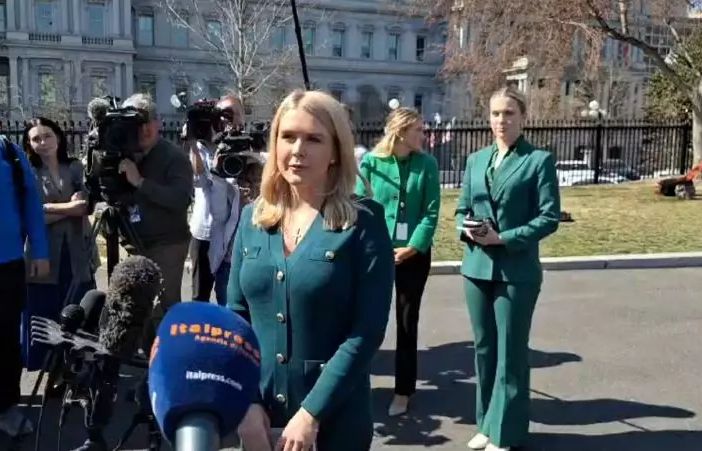 Ucraina, Leavitt “Trump frustrato con Putin e Zelensky”