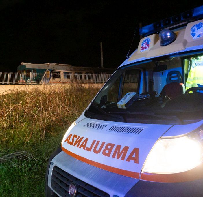 Auto contro un albero, morti quattro giovanissimi nel tarantino
