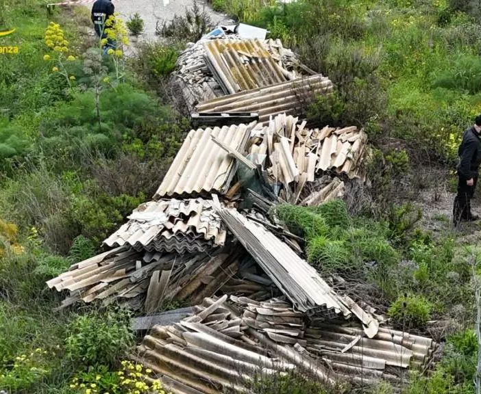 Sequestrata a Crotone una discarica abusiva con 6 tonnellate di amianto