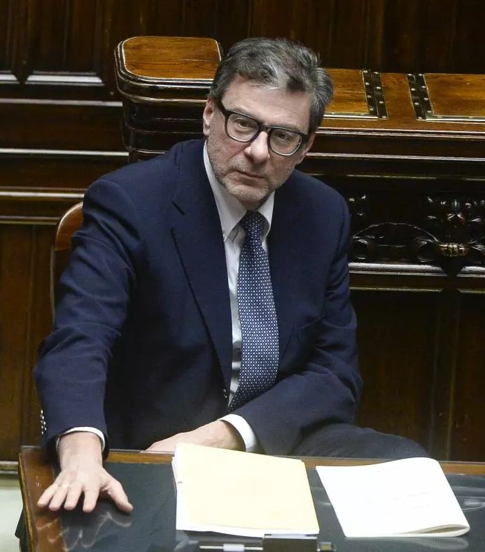 S&amp;P alza il rating dell’Italia, Giorgetti “Premiata serietà”