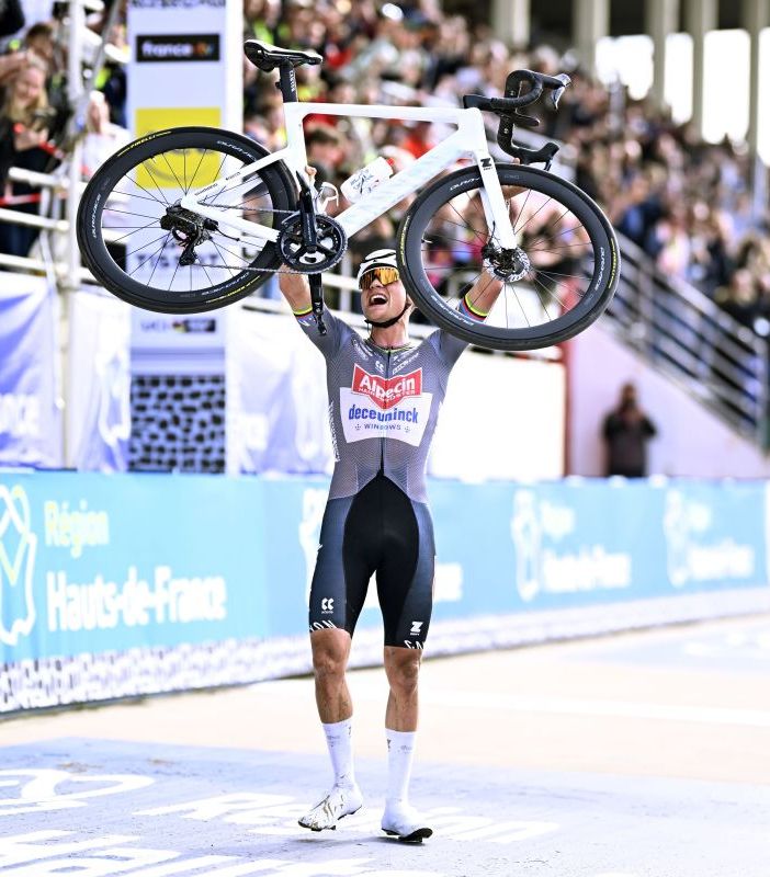 Alla Parigi-Roubaix vince ancora Van der Poel, 2° Pogacar