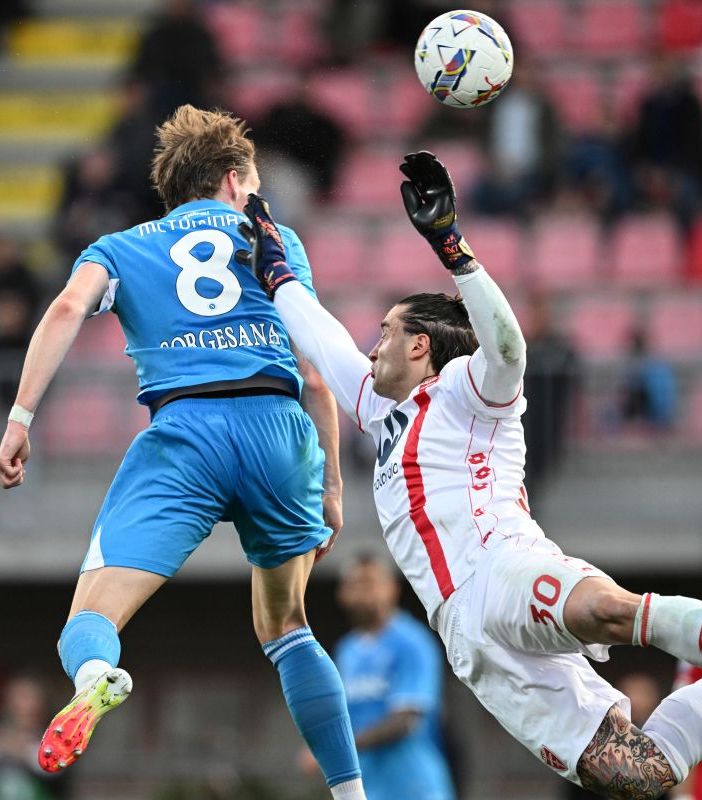 Il Napoli fatica ma batte il Monza, agganciata l’Inter