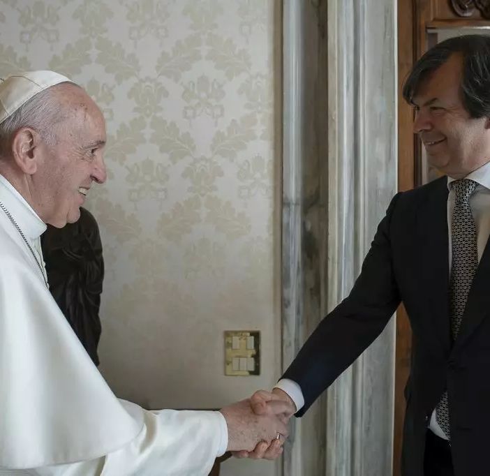 Intesa Sanpaolo, cordoglio per scomparsa Papa Francesco “Guida luminosa”