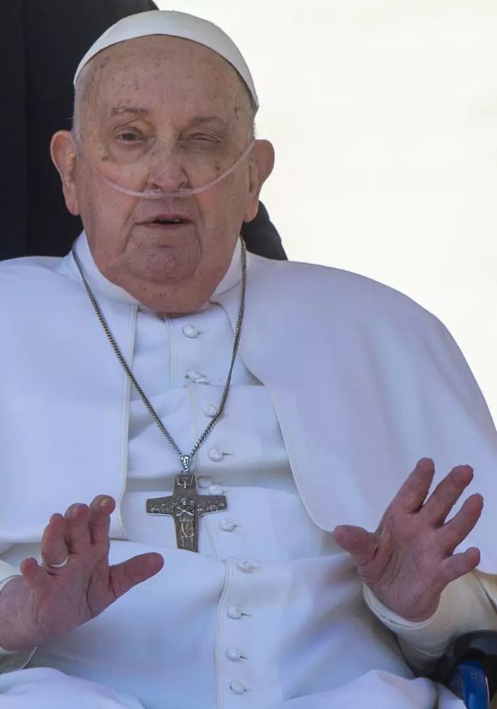 Papa Francesco appare a sorpresa in Piazza San Pietro “Buona domenica a tutti”